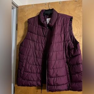 Gap Women’s burgundy puffer vest size XXL
